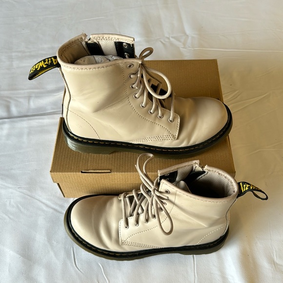 Dr. Martens Women’s Vintage Taupe Romario US 5 - Picture 1 of 6